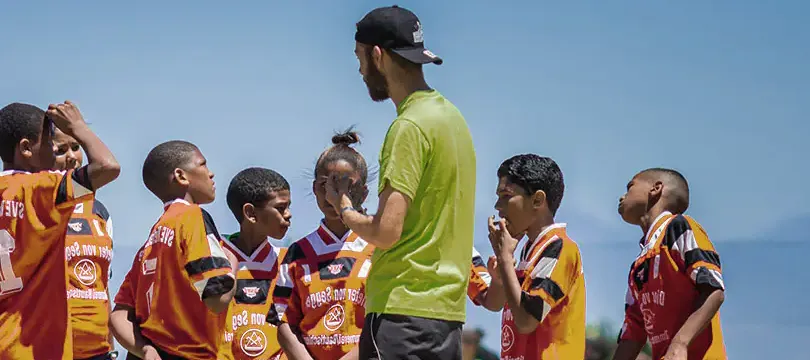 Volontario in attività con gruppo di bambini