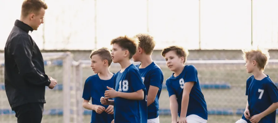 Allenatore di calcio con bambini